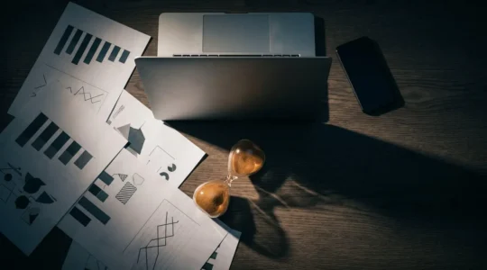 Concept visuel représentant la survie financière d'une entreprise SaaS pendant une crise technique majeure